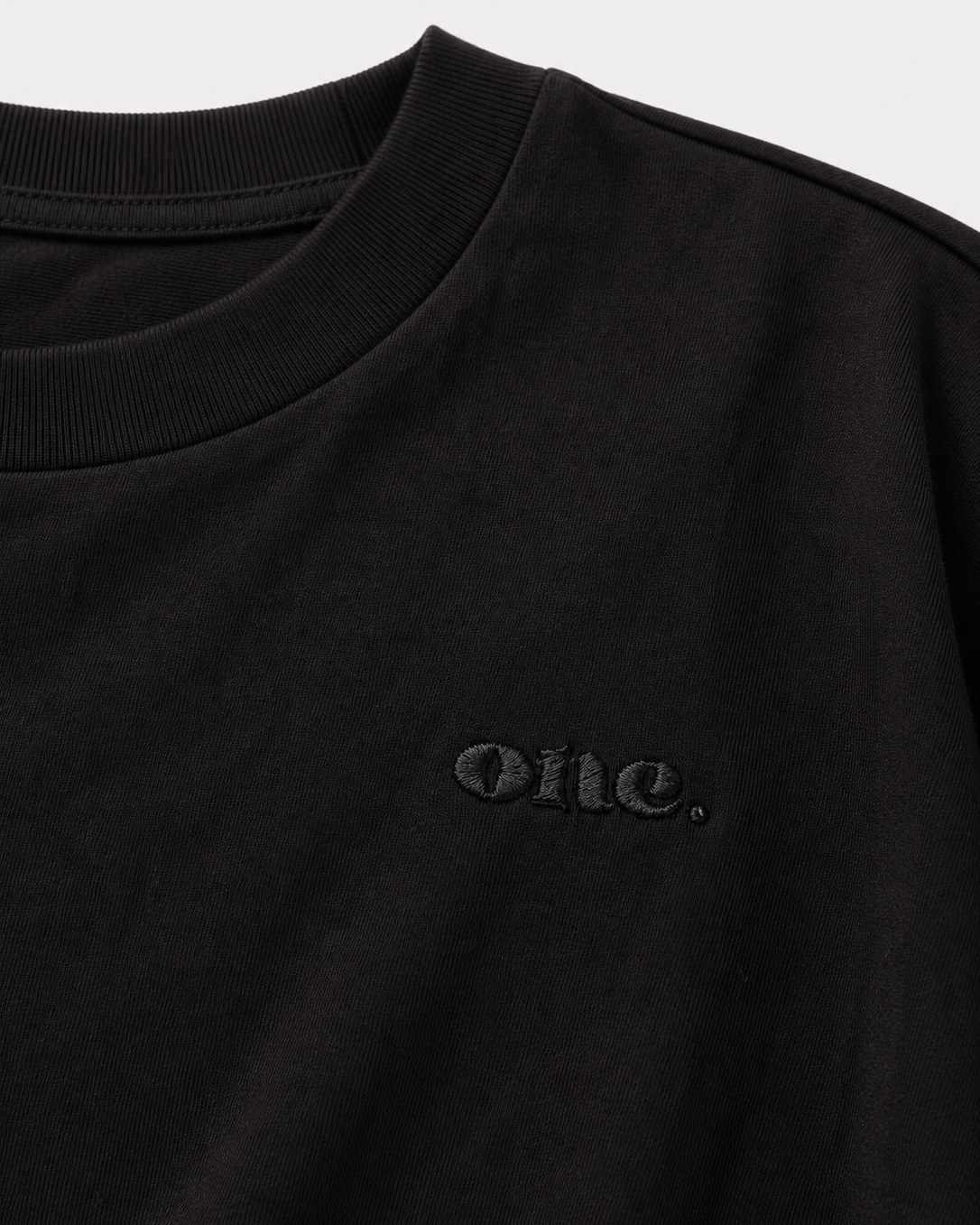 Studio Core Crop Black — תקריב הרקמה ומרקם הבד