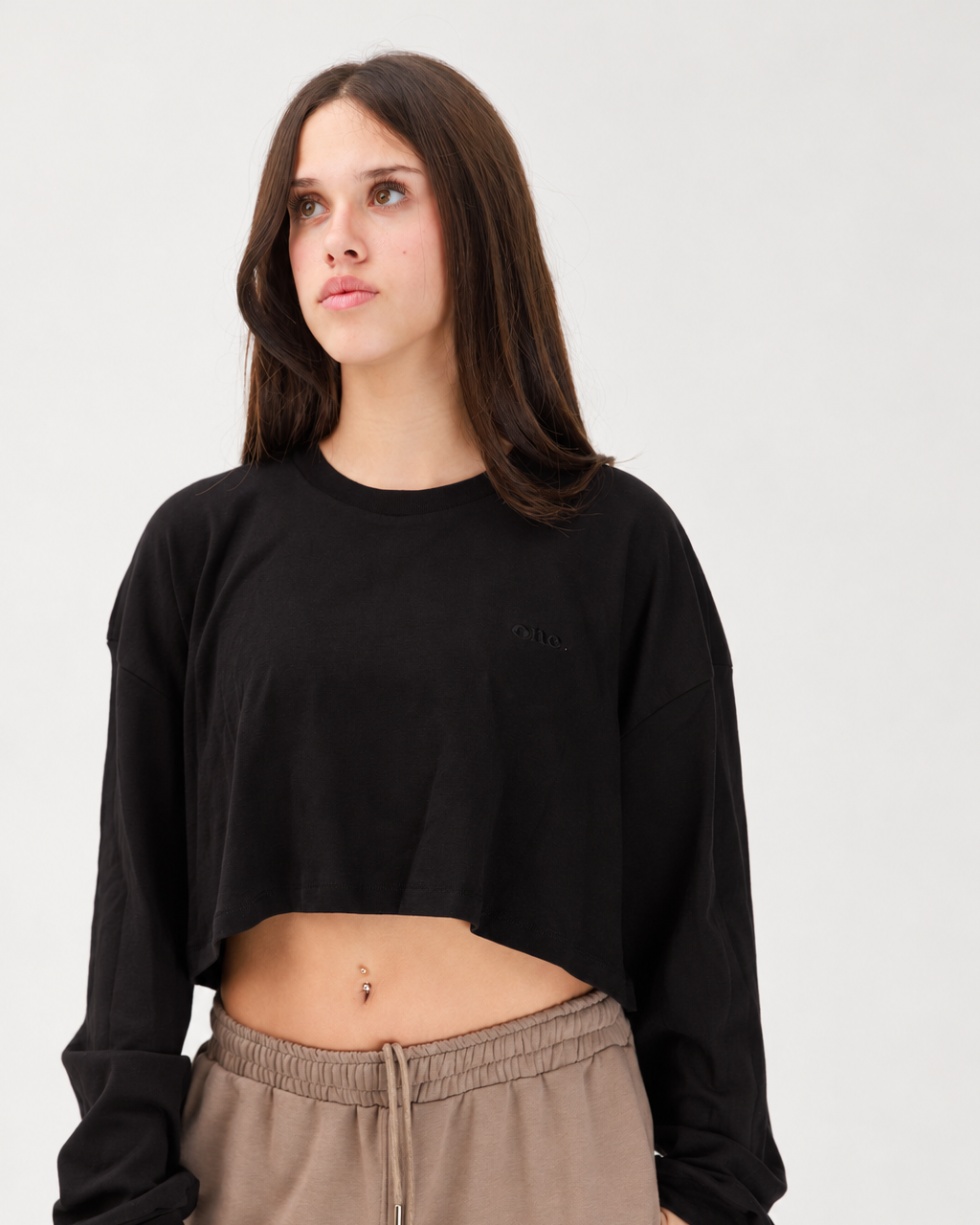 Studio Core Crop Black — על דוגמנית
