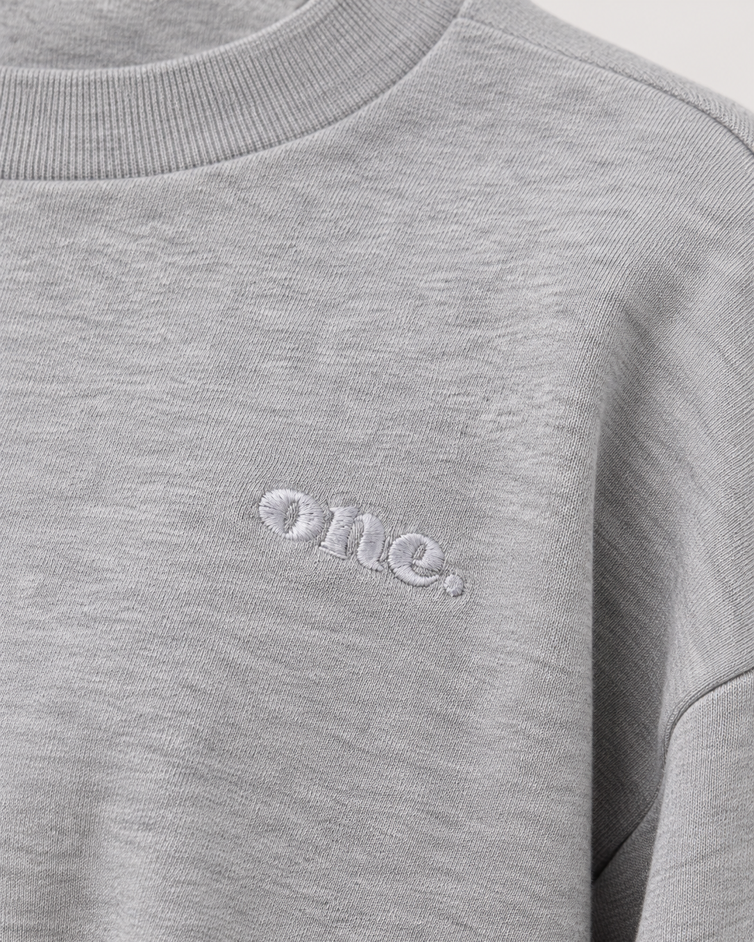 Studio Core Crop Heather Gray — תקריב הרקמה ומרקם הבד