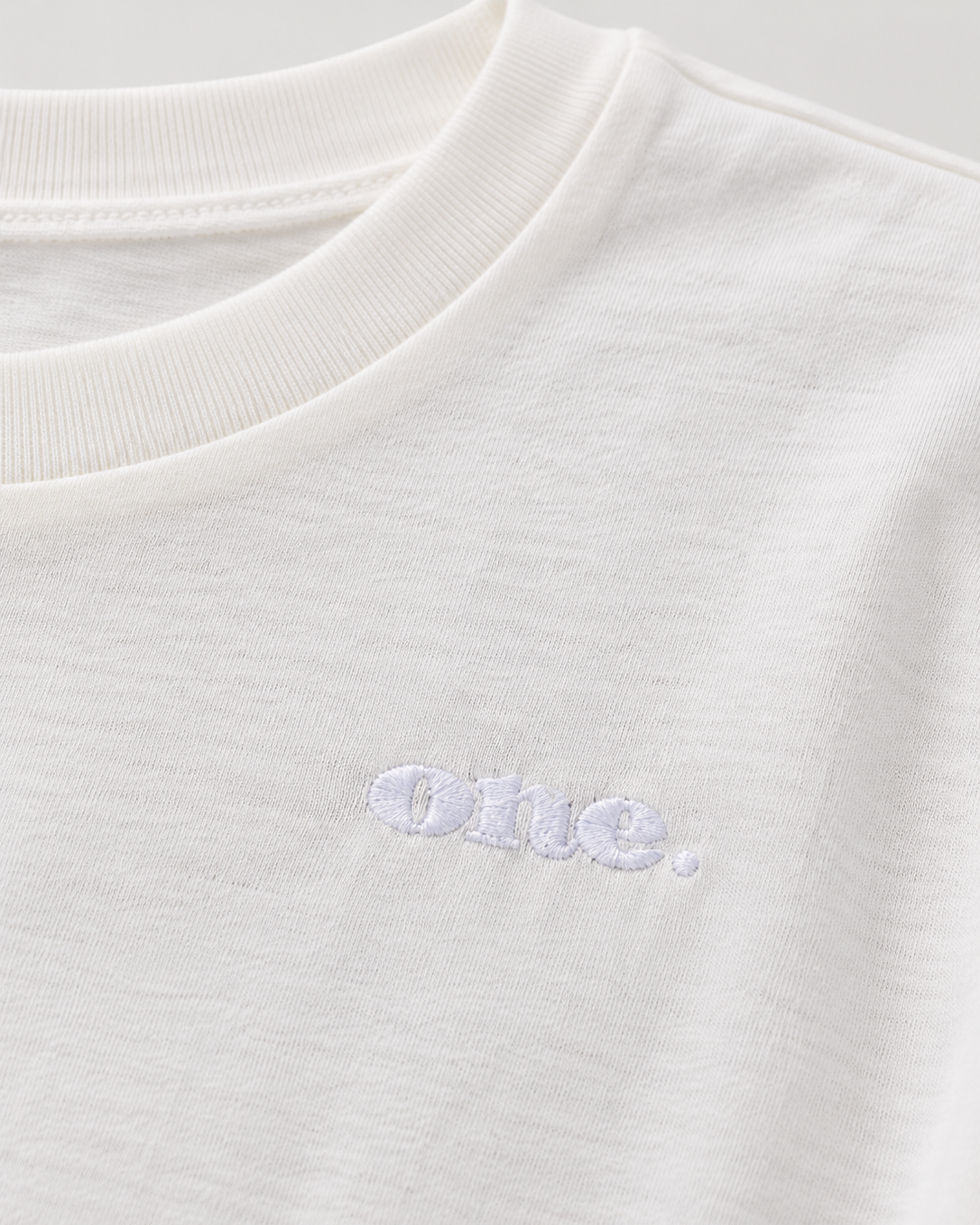 Studio Core Crop White — תקריב הרקמה ומרקם הבד