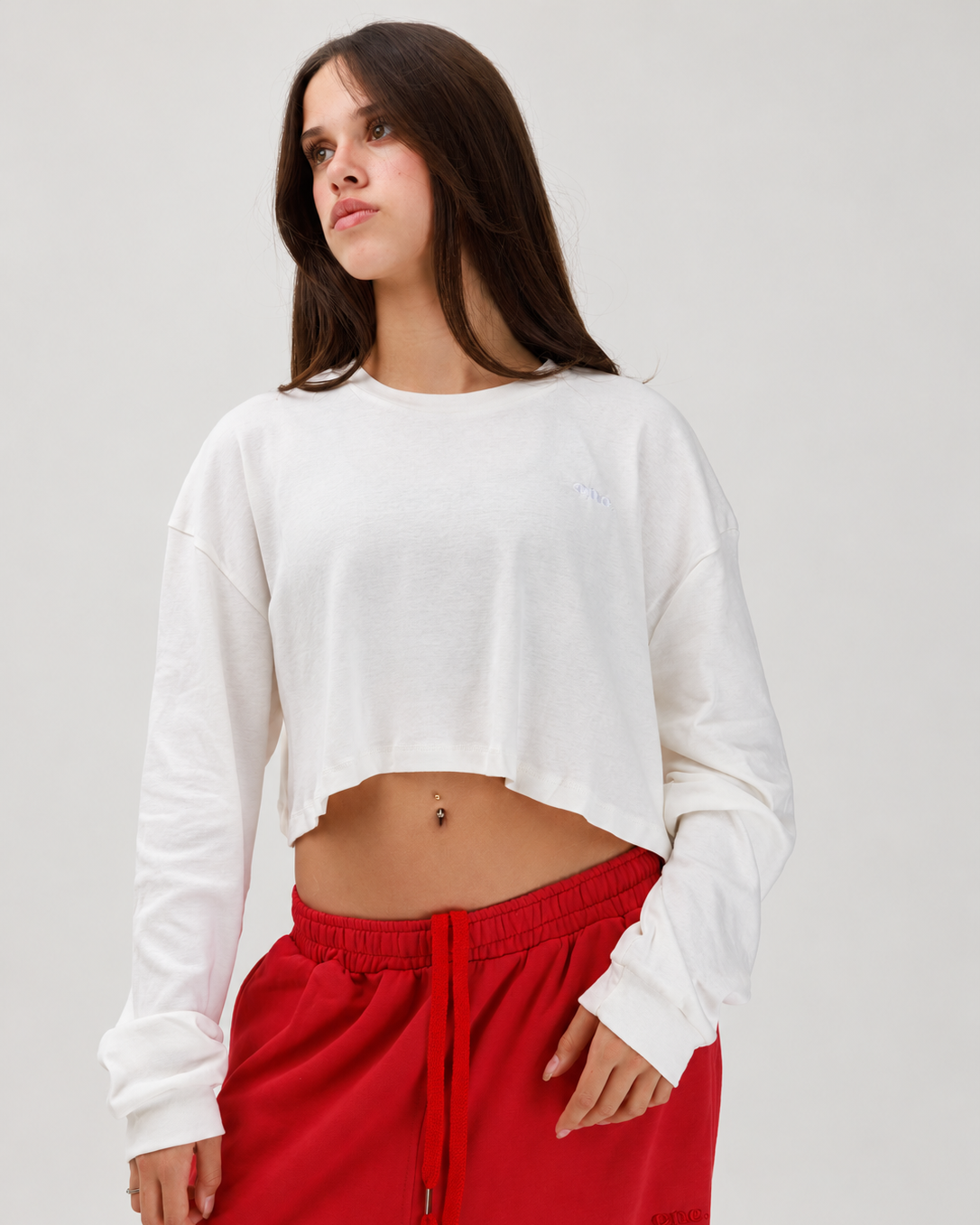 Studio Core Crop White — על דוגמנית