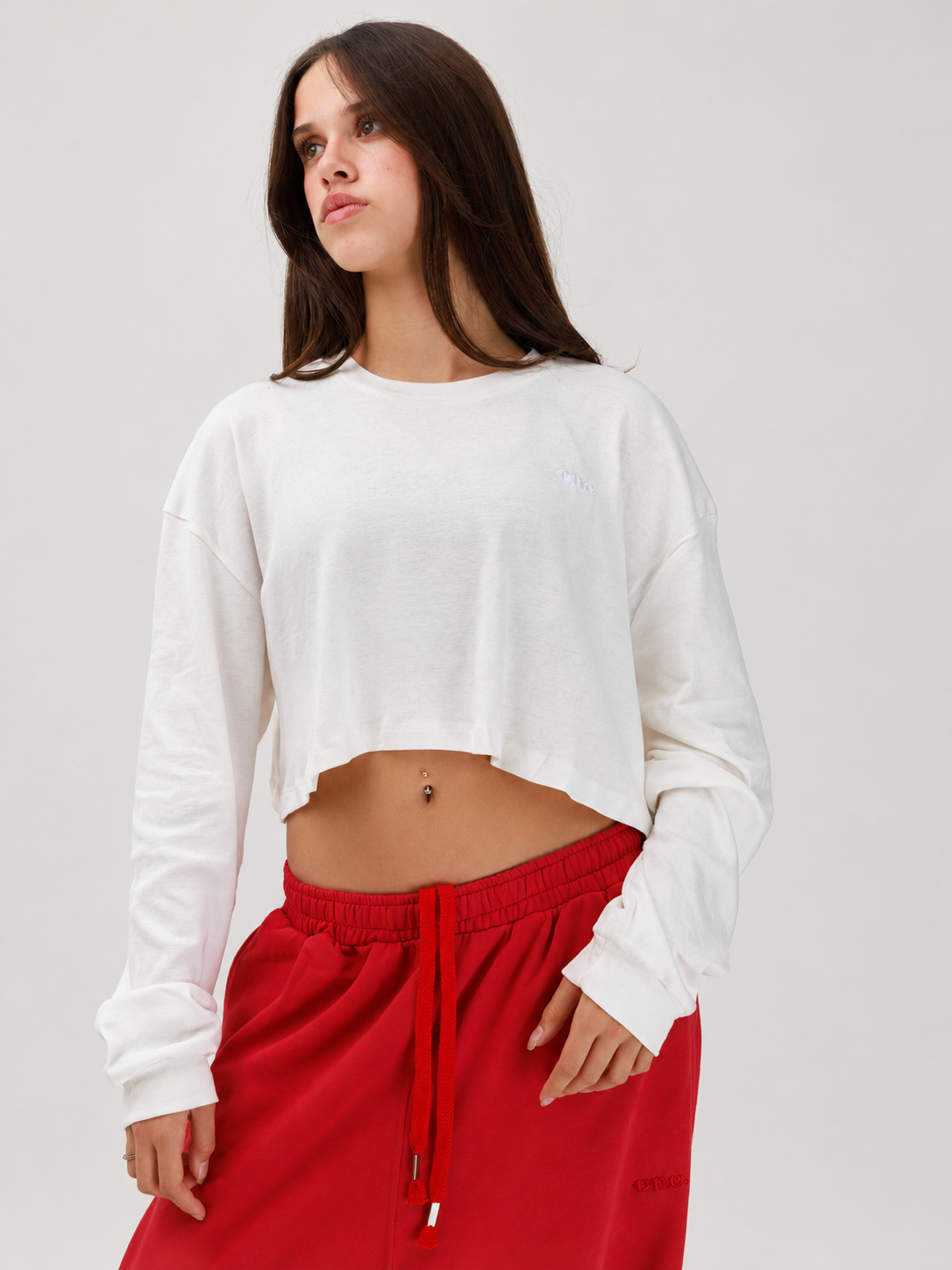 Studio Core Crop White — על דוגמנית