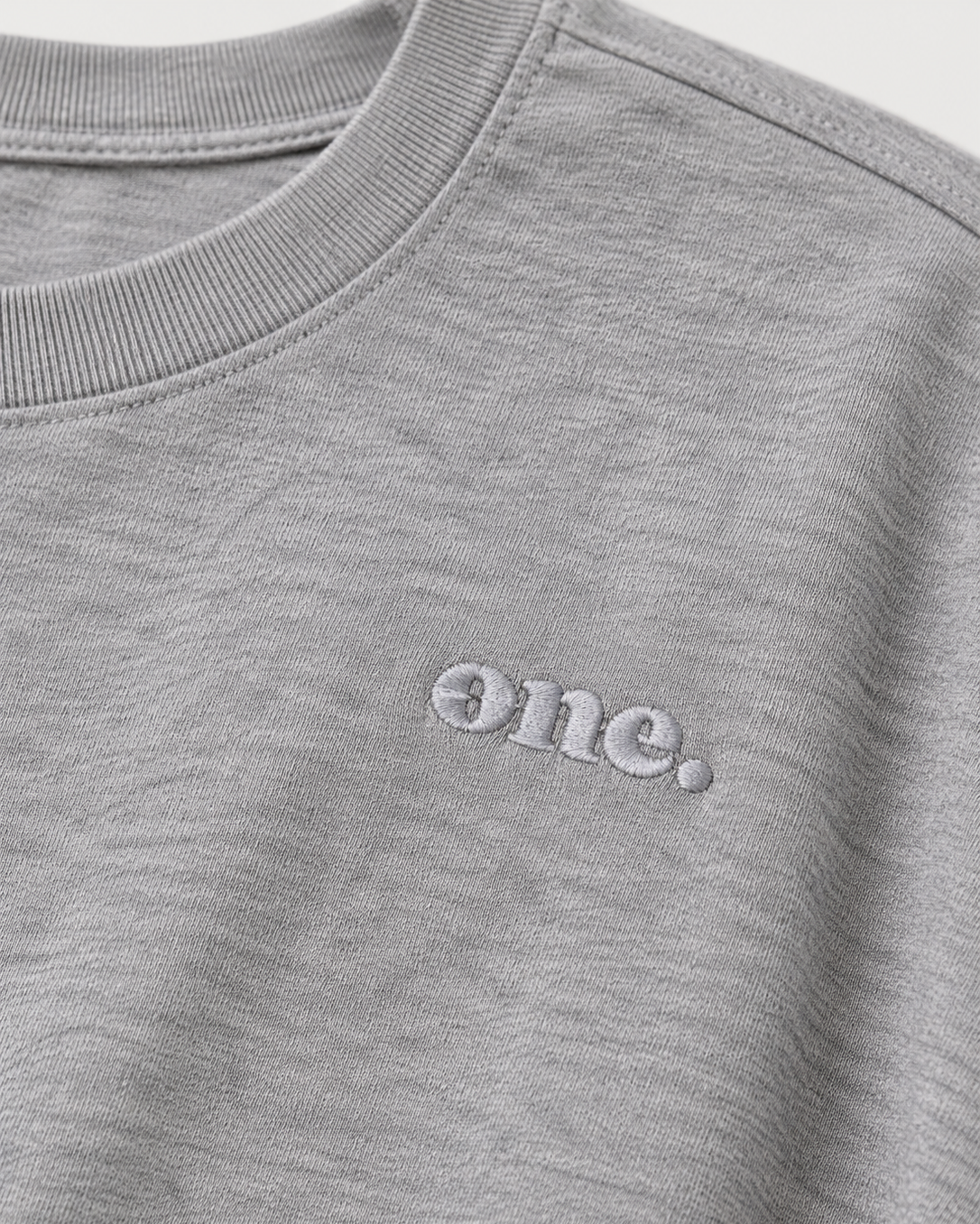Studio Core Heather Gray — תקריב הרקמה ומרקם הבד