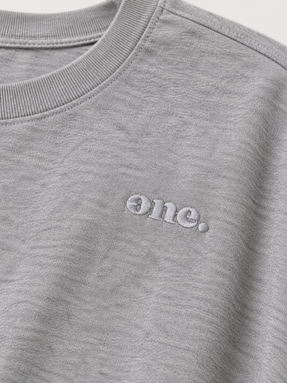 Studio Core Heather Gray — תקריב הרקמה ומרקם הבד