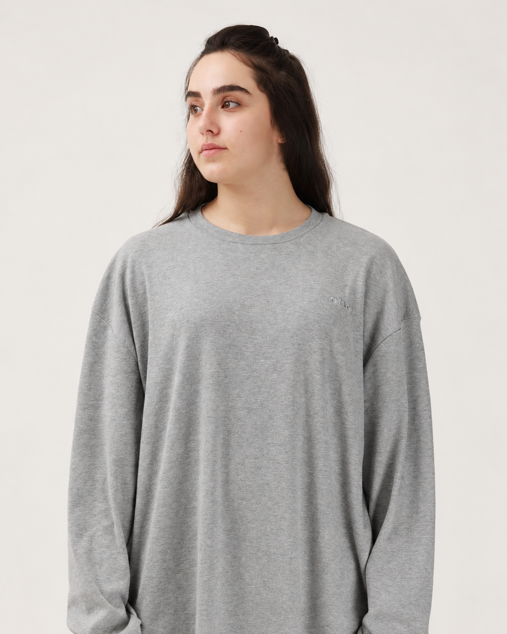 Studio Core Heather Gray — על דוגמנית