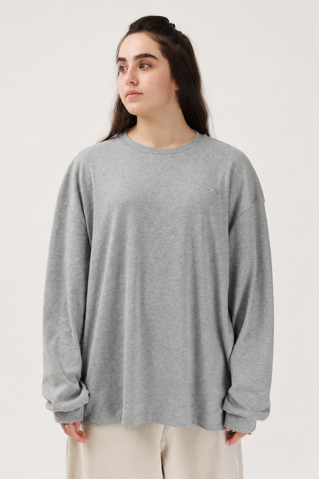 Studio Core Heather Gray — על דוגמנית