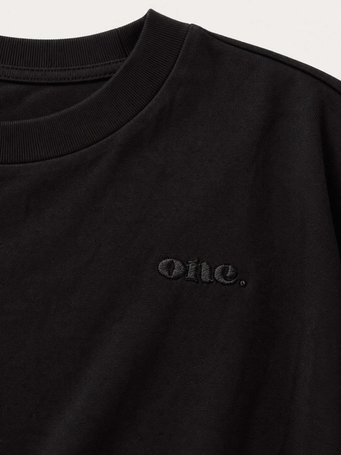 Studio Core Crop Black — תקריב הרקמה ומרקם הבד