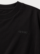 Studio Core Crop Black — תקריב הרקמה ומרקם הבד
