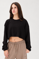 Studio Core Crop Black — על דוגמנית