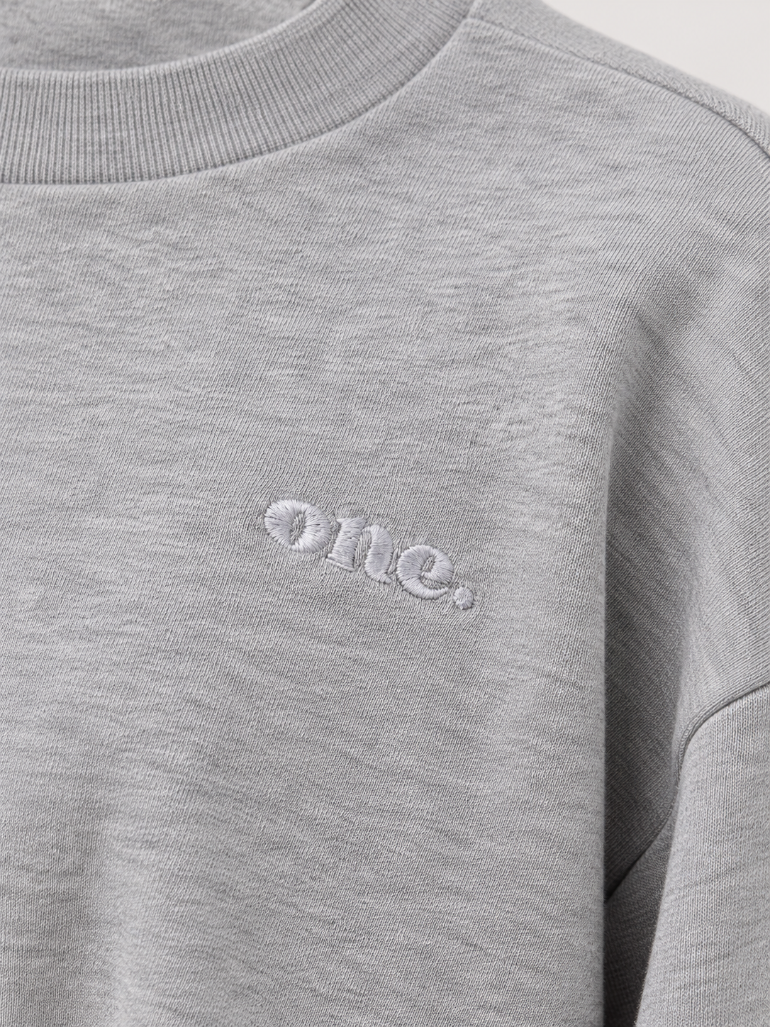 Studio Core Crop Heather Gray — תקריב הרקמה ומרקם הבד
