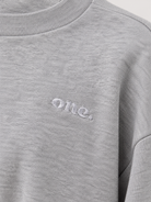 Studio Core Crop Heather Gray — תקריב הרקמה ומרקם הבד