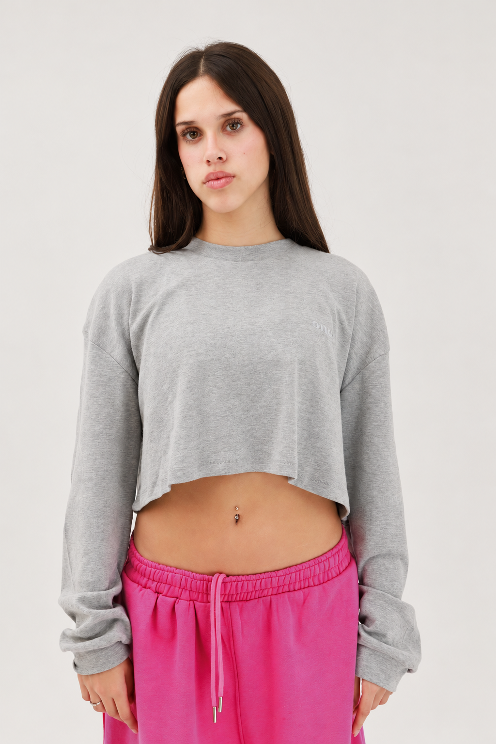 Studio Core Crop Heather Gray — על דוגמנית