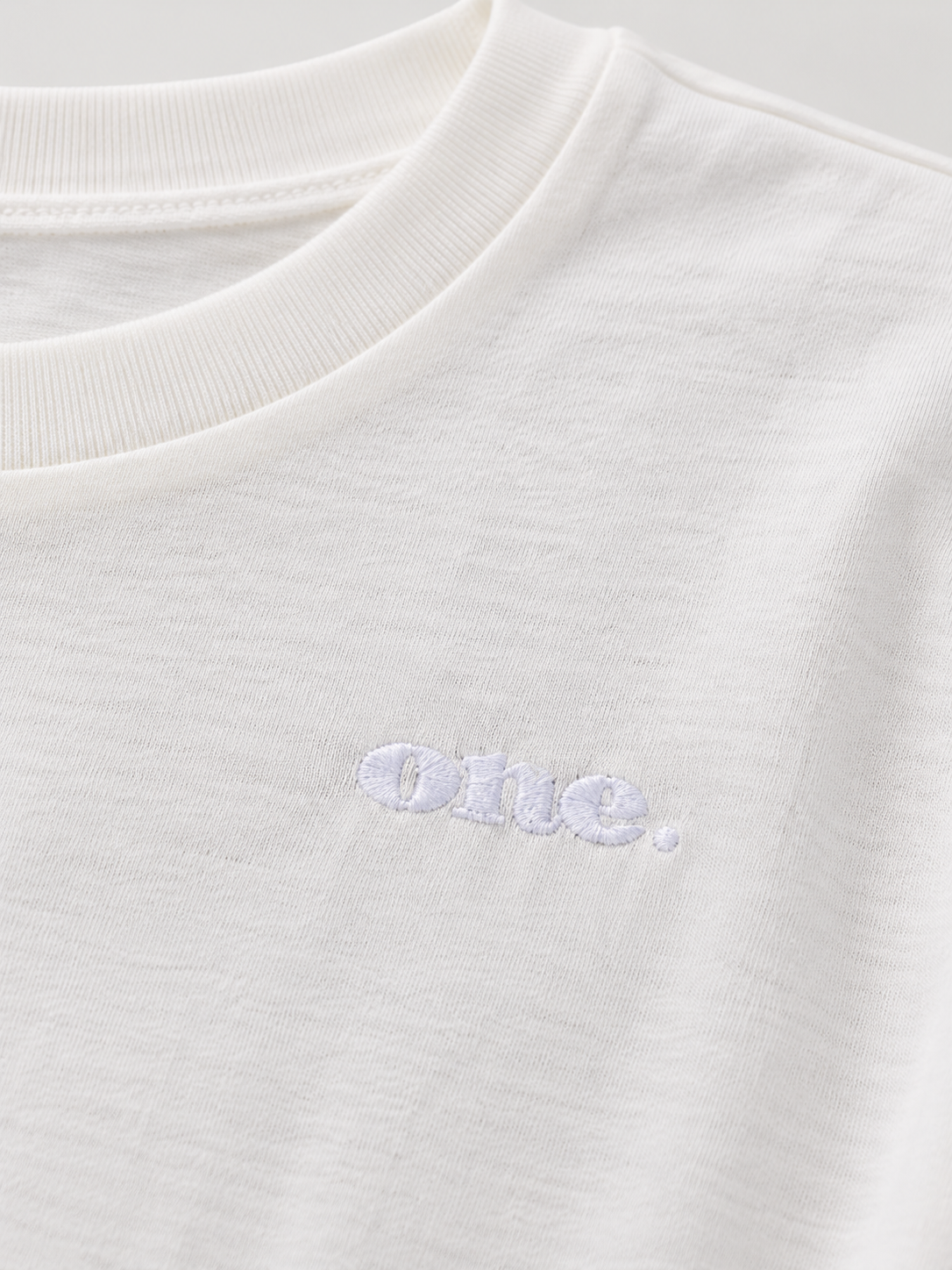 Studio Core Crop White — תקריב הרקמה ומרקם הבד
