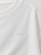 Studio Core White — תקריב הרקמה ומרקם הבד